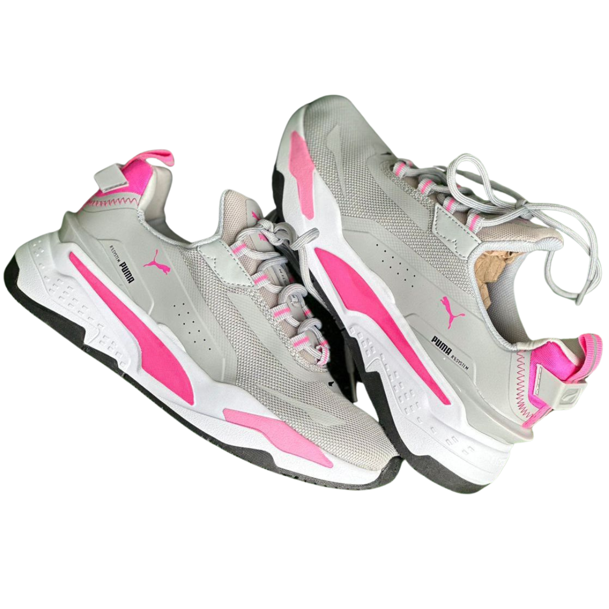 ZAPATILLAS PUMA RS-X RUNNING SYSTEM MUJER. ¿Por qué elegir las ZAPATILLAS PUMA RS-X RUNNING SYSTEM MUJER? Las ZAPATILLAS PUMA RS-X RUNNING SYSTEM MUJER son una excelente elección si buscas comodidad, estilo y rendimiento. Con un diseño retro y características modernas, estas zapatillas se destacan en el mercado por su durabilidad y tecnología de amortiguación avanzada. Aquí te contamos todo lo que necesitas saber para decidir si estas zapatillas son la mejor opción para ti.  Diseño moderno y comodidad inigualable Las ZAPATILLAS PUMA RS-X RUNNING SYSTEM MUJER están diseñadas para ofrecerte la mejor experiencia. Con un diseño robusto y una mezcla de colores vibrantes, estas zapatillas no solo son atractivas, sino que también están construidas para durar. La tecnología Running System de PUMA garantiza una excelente amortiguación y comodidad, lo que las hace perfectas para caminatas largas o entrenamientos intensos.  Características destacadas Amortiguación Running System: Proporciona soporte y comodidad al caminar o correr. Diseño retro: Inspiradas en los modelos clásicos de los años 80, pero con un toque moderno. Materiales de alta calidad: Fabricadas con materiales duraderos para resistir el uso diario. Suela de goma resistente: Ideal para mantener una buena tracción en diferentes superficies. ¿Dónde comprar ZAPATILLAS PUMA RS-X RUNNING SYSTEM MUJER en Colombia? En Onlineshoppingcenterg, ofrecemos una amplia selección de PUMA RS-X Mujer en diferentes colores y tallas, incluyendo el clásico PUMA RS-X Mujer Negro. Puedes realizar tu compra de forma segura y recibir tus zapatillas en la puerta de tu casa. Además, ofrecemos PUMA Running System Mujer Precio competitivo y promociones exclusivas.